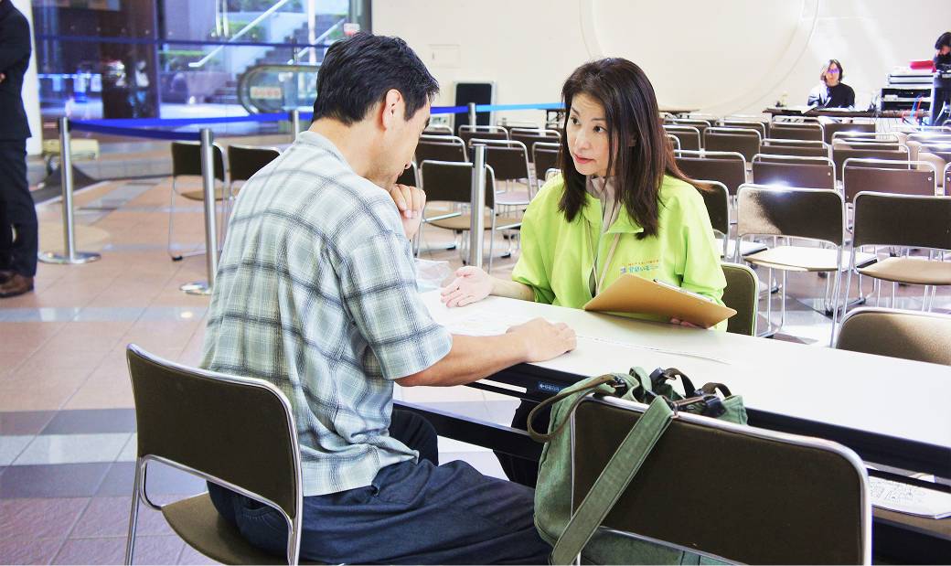 個別相談ブースで相談する様子